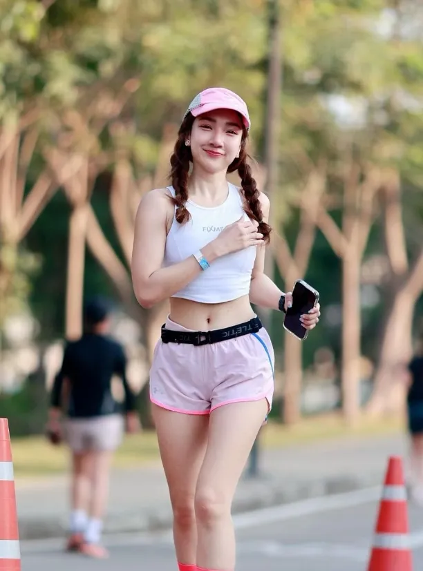 ตุ๊ดตู่ โหนกระแส ครีเอเตอร์ สาวสวย หุ่นเซ็กซี่ พร้อมรอยยิ้ม ขยี้ใจหนุ่มๆ 21