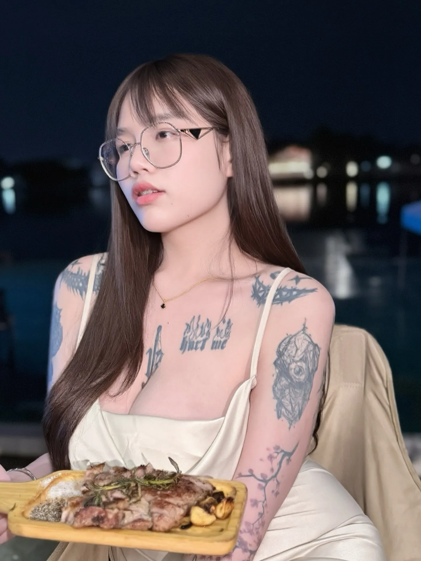 เปิดวาร์ป น้องข้าว 13.98i เน็ตไอดอล สาวสวย มาพร้อม ลายสัก ทรงเสน่ห์ แซ่บเวอร์ 13